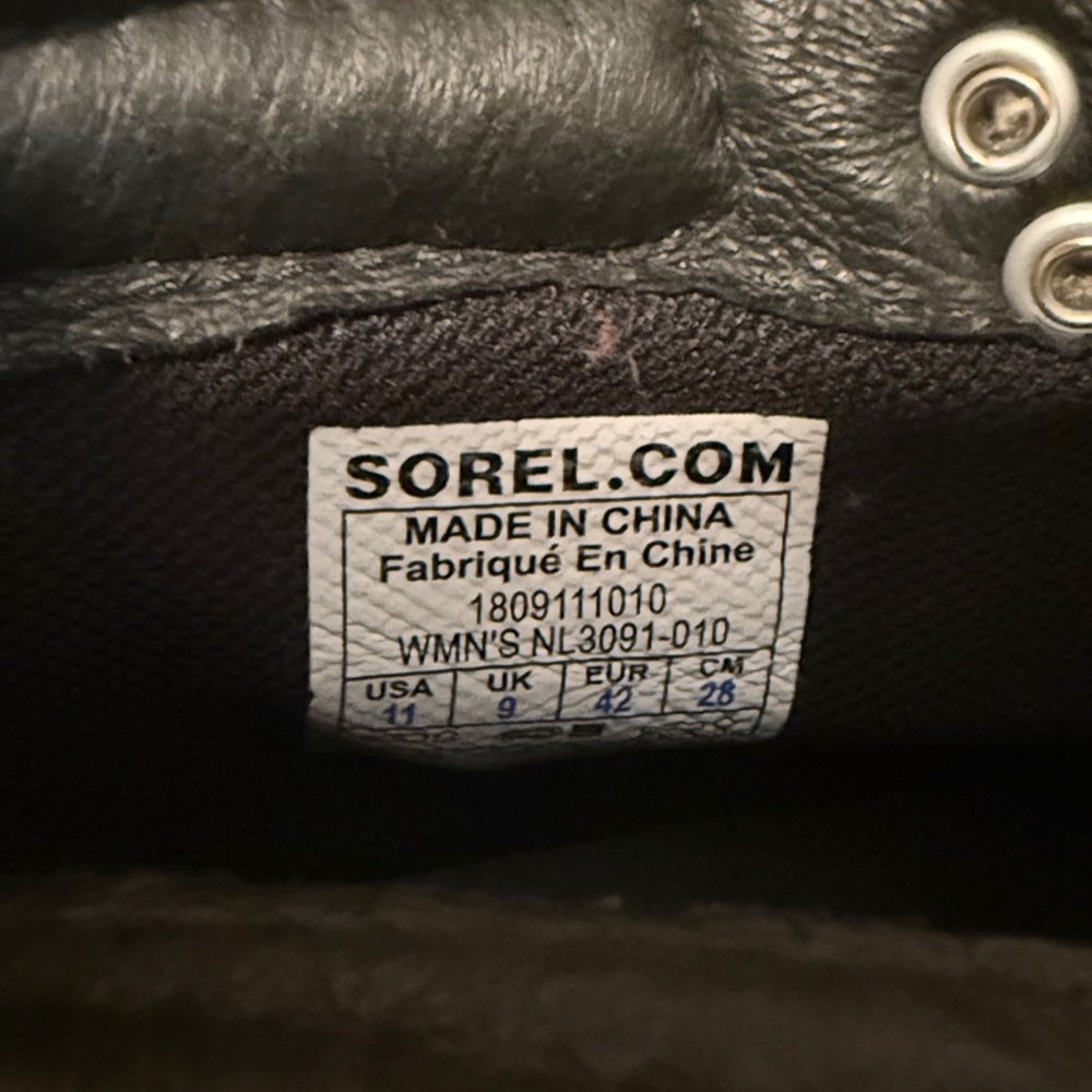 Sorel Ainsley Conquest Hiking Ankle Boots with Red Laces - Picture 5 of 7